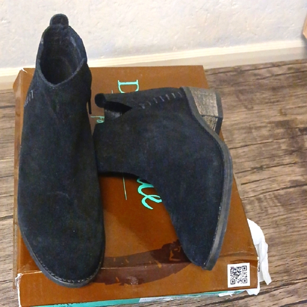 Diba True Vio Lyn Black Suede Leather Booties Sz 6